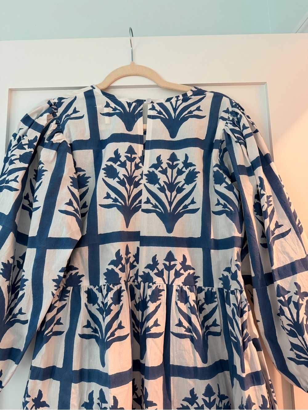 Blue and White Floral Block Midi Dress with Balloon Sleeves - Picture 4 of 4
